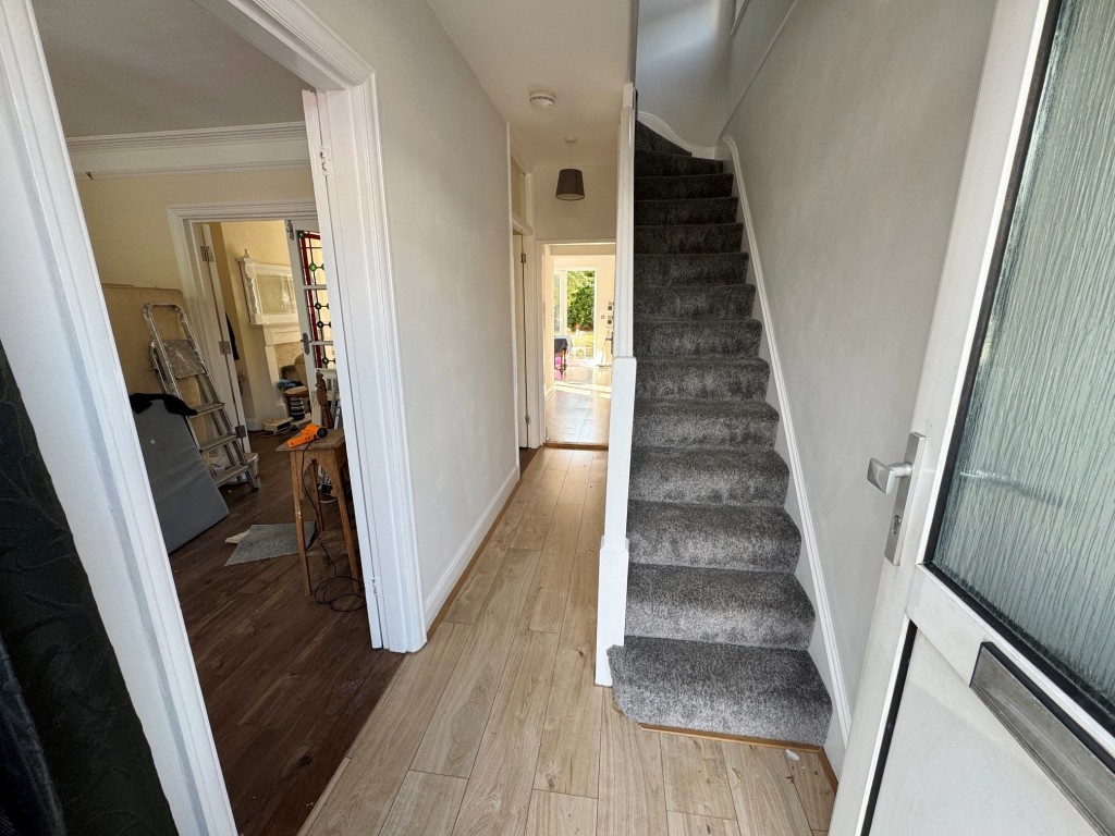 Lot: 118 - THREE-BEDROOM SEMI-DETACHED HOUSE WITH PARKING - Entrance hall